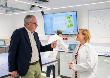 LH-Stellvertreter Stephan Pernkopf im Gespräch zum Start für das neue Forschungsprojekt zur Rückgewinnung Seltener Erden.