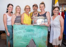 Freude beim Team des Pro Juventute Haus St. Leonhard über 8.000 Euro: Jennifer Scheuchelbauer, Sandra Hierner, Landeshauptfrau Johanna Mikl-Leitner, Organisator Ernst Graft, Leiterin Irene Fellner und Maria Hinterhofer. (vlnr.)