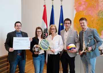 Von links nach rechts: Obmann Thomas Schönegger, Buchhalterin Sabine Reiter, Landeshauptfrau Johanna Mikl-Leitner, Bürgermeister Thomas Hirsch und GGR Dominik Kroismayr.