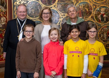 Programmpräsentation zum „Kinderlandesfeiertag 2026“ im Stift Klosterneuburg: Landeshauptfrau Johanna Mikl-Leitner mit Propst Anton Höslinger, Thomas Brezina und (v.l.) Florian, Olivia, Isabell und Yven.