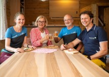 Doris Teufel, Landeshauptfrau Johanna Mikl-Leitner, Hüttenwart Martin Schleifenlehner und Alpenvereinsobmann Waidhofen/Ybbs Martin Teufel (v.l.n.r.) in der 2024/2025 sanierten Prochenberghütte.