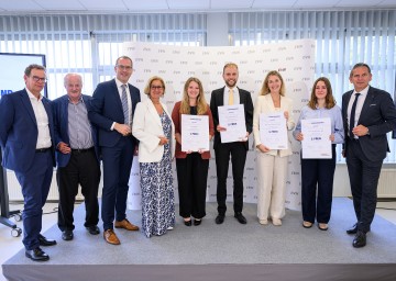 Von links nach rechts: EVN-Vorstandsdirektor Stefan Szyszkowitz, Jury-Vorsitzender Georg Wailand, Vereins-Obmann Chefredakteur Daniel Lohninger, Landeshauptfrau Johanna Mikl-Leitner, Anna Mayr (1. Platz), Tobias Mayr (2. Platz), Ines Ottenschläger (3. Platz), Anna Kindlmann (3. Platz), Vereins-Geschäftsführer Chefredakteur Walter Fahrnberger.