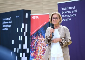 Landeshauptfrau Johanna Mikl-Leitner bei der Eröffnung des neuen Bauteils im XISTA Science Park.