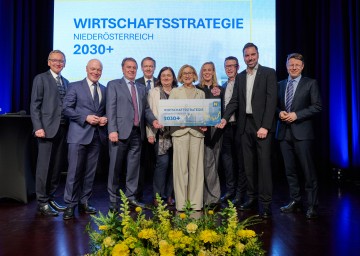 Von links nach rechts: Stefan Chalupa (Geschäftsführer NÖ Bürgschaften- und Beteiligungen GmbH), Helmut Miernicki (Geschäftsführer ecoplus), Wolfgang Ecker (Präsident WK NÖ), Christian Helmenstein (Vorsitzender Fachbeirat), Kerstin Koren (Leiterin der Abteilung Wirtschaft beim Amt der NÖ Landesregierung), Landeshauptfrau Johanna Mikl-Leitner, Daniela Knieling (Fachbeirat), Kurt Hackl (Aufsichtsratsvorsitzender ecoplus), Kari Ochsner (Präsident IV NÖ) und Daniel Varro (Fachbeirat).