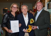 Landeshauptfrau Johanna Mikl-Leitner überreichte die „Ehrenplakette des Landes Niederösterreich“ an Willi Stift, im Bild mit Landeshauptmann a. D. Erwin Pröll.