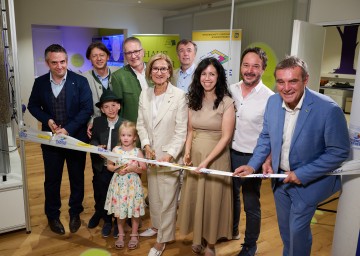 Mit dem Durschneiden des Bandes wurde das neue Science Center im Haus der Wildnis eröffnet: (v.l.) Matthias Kafka (Abt. Wissenschaft und Forschung Land NÖ), Johanna Seper (Bezirkshauptmann Scheibbs), Josef Schachner (Bürgermeister Lunz), Emanuel und Flora, Landeshauptfrau Johanna Mikl-Leitner, Christoph Leditznig (GF Wildnisgebiet Dürrenstein-Lassingtal), Ramona Schmidt (wissenschaftl. Leiterin Haus der Wildnis), Matthias Pacher (GF Haus der Wildnis) und LAbg. Anton Erber.