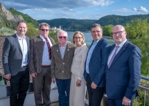 (v.l.) Bernhard Schröder, Bürgermeister Johannes Riesenhuber, Leopold Pfeffel, Landeshauptfrau Johanna Mikl-Leitner, Christian Schachenhofer und Bezirkshauptmann Günter Stöger.