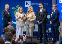 Beim Industriegipfel (v.l.n.r.): Landeshauptmann Thomas Stelzer, Landeshauptfrau Johanna Mikl-Leitner, Industriellenvereinigung NÖ Präsident Kari Ochsner und Industriellenvereinigung OÖ Präsident Thomas Bründl.