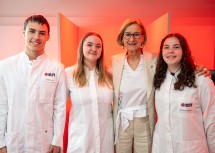 Landeshauptfrau Johanna Mikl-Leitner (2.v.r.) mit den Schülern Julian Ulrich, Hannah Eiböck und Katharina Ziegler im Sensorik-Labor, das 2023 eröffnet und mit einer Förderung des Landes Niederösterreich unterstützt wurde. 