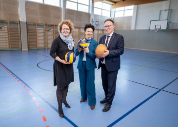 (v.l.n.r.): Bildungs-Landesrätin Christiane Teschl-Hofmeister, Direktorin Susanne Zuser und Abteilungsleiter Helmuth Sturm