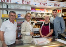 Landeshauptfrau Johanna Mikl-Leitner beim Besuch in der Traditionsbäckerei Schneider.