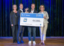 1. Platz Ökologisch genial (v.l.n.r.): Petra Patzelt (RIZ UP), Fabian Pöchmüller, Christoph Pasching, Landeshauptfrau Johanna Mikl-Leitner