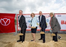 Ulrich Schmidt, Vorstand MEWA Deutschland, Landeshauptfrau Johanna Mikl-Leitner, Stefan Janzen, technischer Geschäftsführer MEWA Österreich, und die Schwechater Bürgermeisterin Karin Baier.