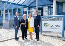 Beim Besuch der GW St. Pölten Integrative Betriebe GmbH (v.l.): Landeshauptfrau Johanna Mikl-Leitner mit (v.l.) Geschäftsführer Michael Wölfl, Aufsichtsratsvorsitzende Heidemaria Onodi und Bürgermeister Matthias Stadler. 