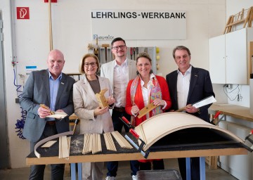 Arbeiterkammer Niederösterreich-Präsident und ÖGB Niederösterreich-Vorsitzender Markus Wieser, Landeshauptfrau Johanna Mikl-Leitner, Tischlerei-Inhaber Helmut Krumböck, Landesrätin Susanne Rosenkranz und Wolfgang Ecker, Präsident der Wirtschaftskammer Niederösterreich, bei der Lehrlingswerkbank der Tischlerei Krumböck. (v.l.n.r.)