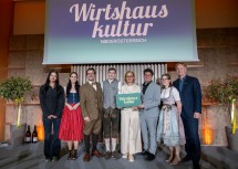 (v.l.n.r.) Die Wirtshauskultur-Lehrlinge Isabella und Bianca, Hartmuth Rameder, Lehrling Philip, Landeshauptfrau Johanna Mikl-Leitner, die Lehrlinge Rene und Bianca und Michael Duscher.
