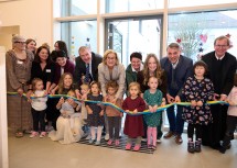 Gruppenfoto beim Durschneiden des Bandes bei der Kindergarteneröffnung.