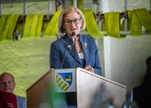Landeshauptfrau Johanna Mikl-Leitner bei ihrer Festrede zur Verleihung des Gemeindewappens in Glinzendorf.