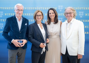 Von links nach rechts: Rainer Pariasek, Landeshauptfrau Johanna Mikl-Leitner, Vera Russwurm und Peter Hofbauer.