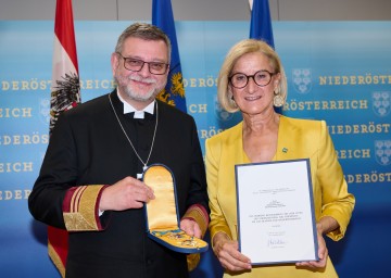 Landeshauptfrau Johanna Mikl-Leitner verlieh Militärsuperintendent Dr. Dr. Karl-Reinhart Trauner das „Silberne Komturkreuz mit dem Stern des Ehrenzeichens für Verdienste um das Bundesland Niederösterreich". 