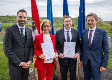 Industriellenvereinigung NÖ Präsident Kari Ochsner, Landeshauptfrau Johanna Mikl-Leitner, Maksym Kozytskyj, Governor der Regionalverwaltung Lwiw, und Wolfgang Anzengruber, Koordinator für den Ukraine-Wiederaufbau im Bundesministerium für europäische und internationale Angelegenheiten (v.l.n.r.)