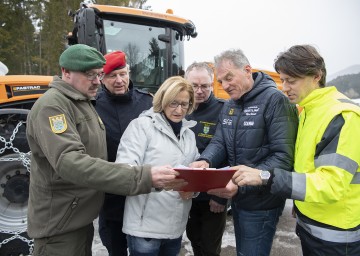 Lagebesprechung in Göstling: Militärkommandant Martin Jawurek, Landesfeuerwehrkommandant-Stellvertreter Armin Blutsch, Landeshauptfrau Johanna Mikl-Leitner, LH-Stellvertreter Stephan Pernkopf, der Göstlinger Bürgermeister Fritz Fahrnberger und Bezirkshauptmann Johann Seper (von links nach rechts).