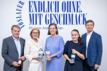 Wirtschaftskammer-Präsident Wolfgang Ecker, Landeshauptfrau Johanna Mikl-Leitner, Christiane Wenckheim, Aufsichtsratsvorsitzende der Ottakringer Getränke AG, Vöslauer-Marketing-Leiterin Yvonne Haider-Lenz und Vöslauer-Geschäftsführer Herbert Schlossnik.