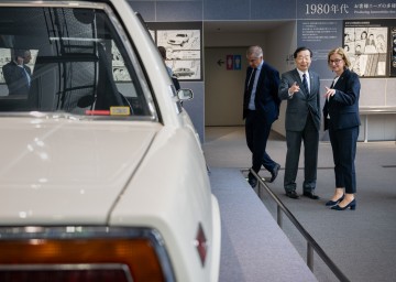 Landeshauptfrau Johanna Mikl-Leitner beim Betriebsbesuch bei „Toyota Industries“ in Nagoya.