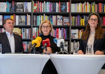 Pressekonferenz zum Weihnachtshandel in der Buchhandlung Kral in St. Pölten: (v.l.) WKNÖ-Präsident Wolfgang Ecker, Landeshauptfrau Johanna Mikl-Leitner und Kral-Geschäftsführerin Elisabeth Ivancich.