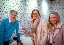 Buchpräsentation von Zeitzeuge Peter Meissner mit Landeshauptfrau Johanna Mikl-Leitner und Landtagsabgeordneter Silke Dammerer (v.l.n.r.)