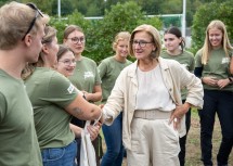 Landeshauptfrau Johanna Mikl-Leitner beim Besuch der Landjugend.