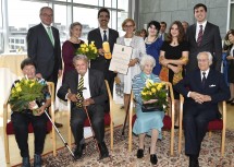 Universitätsprofessor Martin Gerzabek und Landeshauptfrau Johanna Mikl-Leitner mit der Familie des Ausgezeichneten.