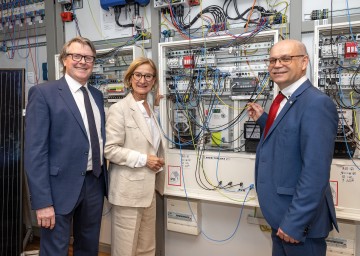 Landeshauptfrau Johanna Mikl-Leitner (Mitte) beim Schulrundgang mit den beiden Direktoren Wolfgang Bodei (HTL Hollabrunn; links) und Gottfried Krottendorfer (Private HTL für Lebensmitteltechnologie Hollabrunn; rechts).