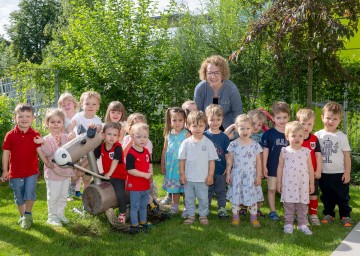 Familien-Landesrätin Christiane Teschl-Hofmeister mit Kindern des Landhauskindergartens.