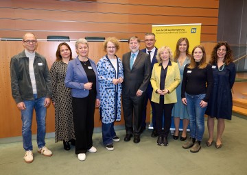 (v.l.n.r.) Martin Nagl-Cupal (Uni Wien), Johanna Stefsky (LV Hospiz NÖ), Christiane Kreyer (UMIT Tirol), Landesrätin Christiane Teschl-Hofmeister, Franz Kolland (KL Krems), Filip Deimel (Gruppenleiter Land NÖ), Landesrätin Eva Prischl, Angelika Falkner (Land NÖ), Jasmin Eppel-Meichlinger (KL Krems) und Ursula Stattler (Land NÖ).