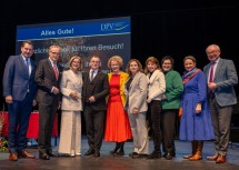 Hans Zöhling, Obmann der Landespersonalvertretung, Landesamtsdirektor Werner Trock, Landeshauptfrau Johanna Mikl-Leitner, Gerhard Fichtinger von der DPV, Landesrätin Christiane Teschl-Hofmeister, Sonja Strauß, Obfrau der Dienststellenpersonalvertretung, Landesamtsdirektor-Stellvertreterin Verena Sonnleitner, Abteilungsleiterin Personalmanagement Verena Krammer, Landesrätin Susanne Rosenkranz und LH-Stellvertreter Stephan Pernkopf (v.l.n.r.)