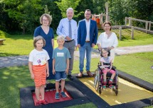 Familien-Landesrätin Christiane Teschl-Hofmeister, Wiener Neustadts Bürgermeister Klaus Schneeberger, Landtagsabgeordneter Philipp Gerstenmayer und Barbara Trettler, Geschäftsführerin der Familienland Niederösterreich GmbH, mit den Kindern Nora, Maximilian und Rosalie.