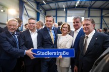 (v.l.n.r.) Bürgermeister Herbert Porsch, Stadler-CEO Christian Diewald, Minister Peter Hanke, Landeshauptfrau Johanna Mikl-Leitner, Peter Spuhler, Verwaltungsratspräsident der Stadler Rail AG, und WKNÖ-Präsident Wolfgang Ecker.