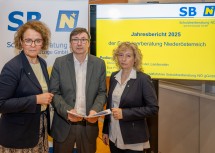 Zogen Bilanz: Landesrätin Christiane Teschl-Hofmeister, Michael Lackenberger, Geschäftsführer der Schuldnerberatung NÖ, und Landesrätin Eva Prischl.