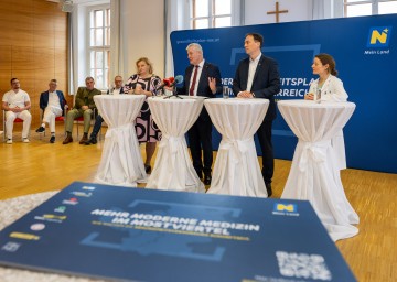 Bei der Pressekonferenz im LK Melk: LGA-Vorständin Elisabeth Bräutigam, Landesrat Anton Kasser, Leiterin der Abteilung für Innere Medizin am Landesklinikum Melk Bernadette Dornigg sowie der Geschäftsführer der Gesundheitsregion Mostviertel, Martin Kaiser (v.l.n.r.)