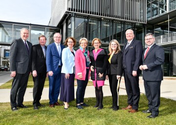 Gemeinsame Regierungsklausur in Krems, von links nach rechts: Landesrat Martin Eichtinger, Landesrat Gottfried Waldhäusl, LH-Stellvertreter Stephan Pernkopf, Landesrätin Christiane Teschl-Hofmeister, Landesrätin Petra Bohuslav, Landeshauptfrau Johanna Mikl-Leitner, Landesrätin Ulrike Königsberger-Ludwig, LH-Stellvertreter Franz Schnabl und Landesrat Ludwig Schleritzko.