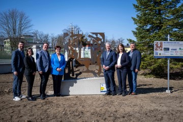 „Löwin der Toleranz“ präsentiert: Moderator René Bremböck, Regina Bauer, die kaufmännische Direktorin des Landesklinikums Mauer, Christian Haberhauer, Bürgermeister von Amstetten, Michaela Hinterholzer, Obfrau der LEADER-Region Moststraße, Landesrat Anton Kasser, Brigitte Bartmann, Präsidentin des Lions Club Neuhofen – Wiege Österreichs, und Erwin Klissenbauer, Geschäftsführer der NÖ Landesausstellung.