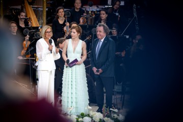 Landeshauptfrau Johanna Mikl-Leitner im Gespräch mit Moderatorin Teresa Vogl und dem künstlerischen Leiter Rudolf Buchbinder (v.l.n.r.).
