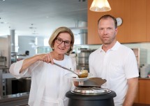 Landeshauptfrau Johanna Mikl-Leitner mit Küchenchef Dietmar Stamminger-Weis.
