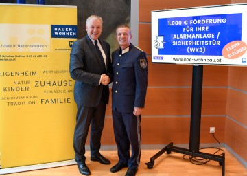 Landesrat Martin Eichtinger und Landespolizeidirektor-Stellvertreter Franz Popp freuen sich über 1.200 Bewilligungen.  