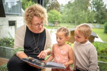 Bildungs-Landesrätin Christiane Teschl-Hofmeister mit Emma Winter und Levi Holzer.