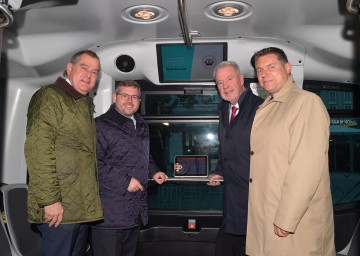 Stadtrat Franz Dinhobl, Mobilitätslandesrat Ludwig Schleritzko, Bürgermeister Klaus Schneeberger und Dr. Karl Rehrl von Salzburg Research (v.l.n.r.)