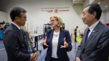 Landeshauptfrau Johanna Mikl-Leitner beim Betriebsbesuch bei „Toyota Industries“ in Nagoya.