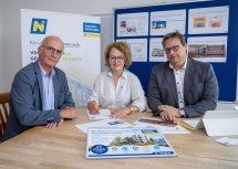 (v.l.n.r.): Projektbegleiter Andreas Windsperger, Wohnbau-Landesrätin Christiane Teschl-Hofmeister und Abteilungsleiter Peter Neurauter