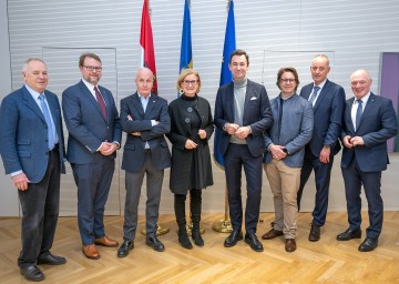 (v.l.) Christian Domany (Public Interest Consultants), Florian Kamleitner (ecoplus Plattformmanager Bioökonomie), Alfred Berger (NÖM), Landeshauptfrau Johanna Mikl-Leitner, Harald Hauke (ARA), Paul Lichtberger (REWE), Christian Lampl (Holcim / Geocycle) und ecoplus Geschäftsführer Helmut Miernicki